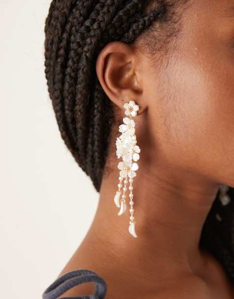 ASOS DESIGN – Guldfärgade, hängande stiftörhängen med blommor och pärlimitationer - view 1