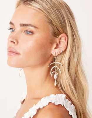 ASOS DESIGN – Guldfärgade, hängande stiftörhängen med luftig design och pärlimitationer - view 1