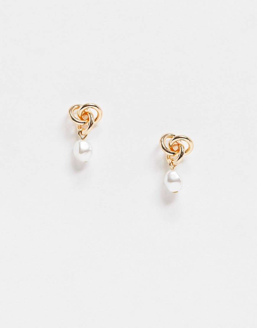 ASOS DESIGN – Guldfärgade örhängen med knutnitar och pärlhängen