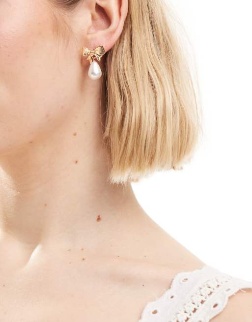 ASOS DESIGN – Guldfärgade örhängen med liten rosett och hängande pärlimitationer, 3 av 4
