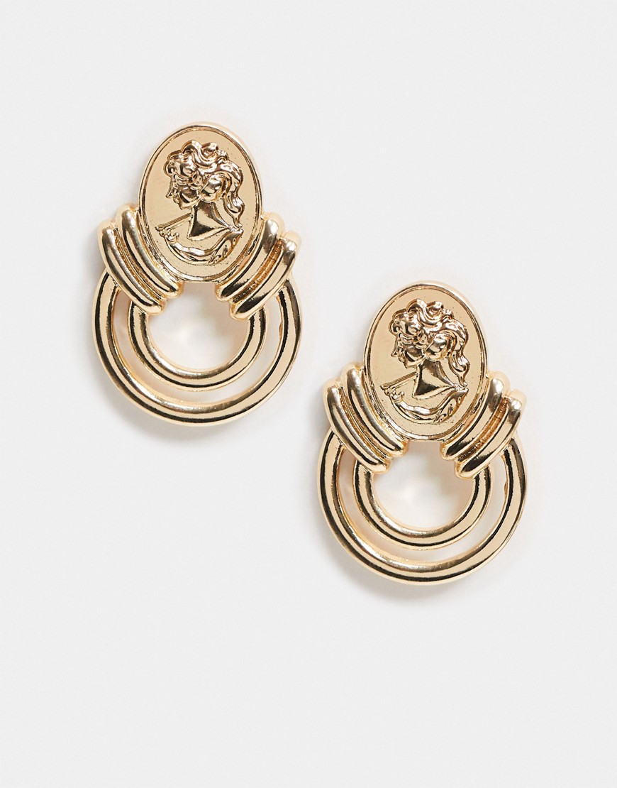 ASOS DESIGN – Guldfärgade örhängen med mynt, stift och utskurna runda hängen