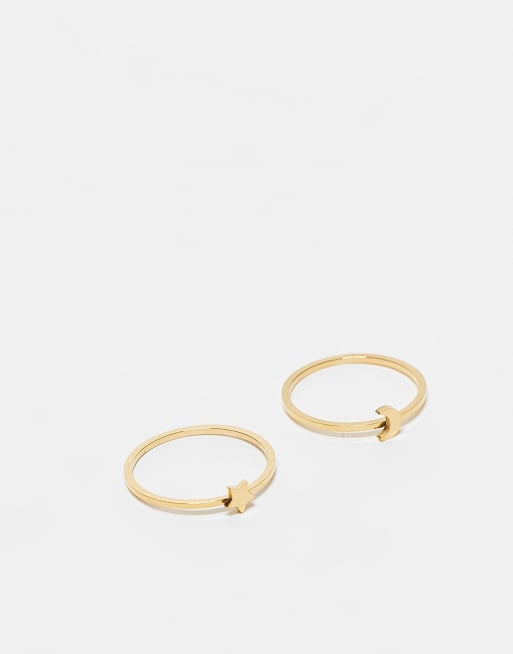 ASOS DESIGN – Guldfärgade ringar med stjärna och måne i vattentåligt, rostfritt stål i 2-pack som kommer i en presentpåse