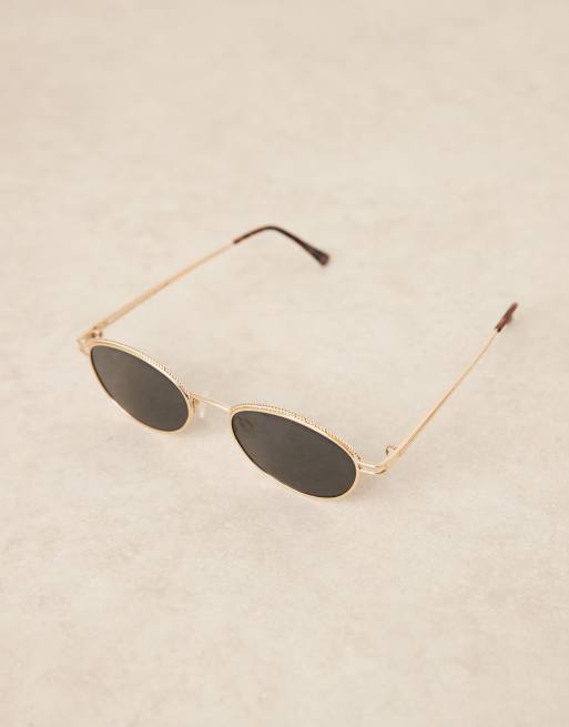 ASOS DESIGN – Guldfärgade, runda solglasögon med rökfärgade glas och metallbågar, 2 av 3