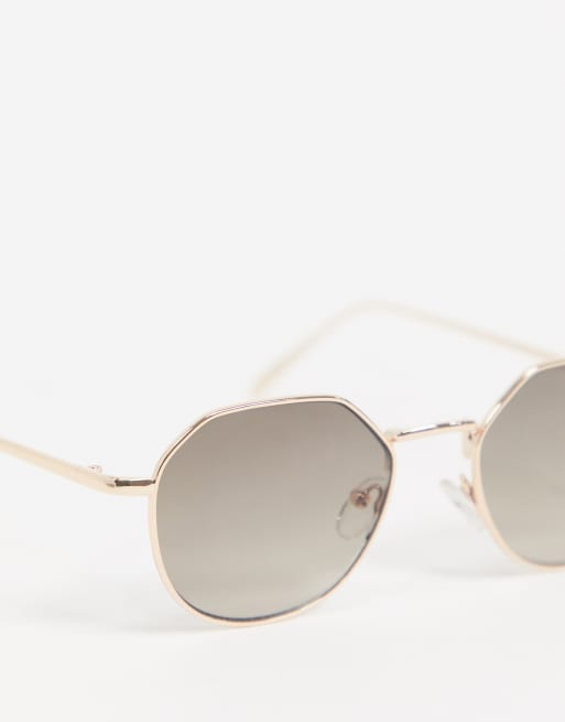 ASOS DESIGN – Guldfärgade runda solglasögon med vinklad design och rökiga glas, 3 av 4