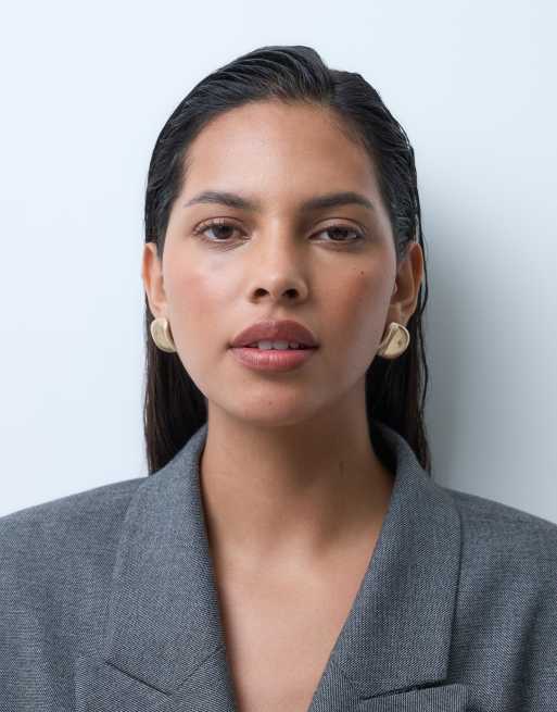 ASOS DESIGN – Guldfärgade stiftörhängen med abstrakt design, 2 av 4