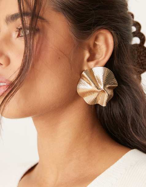 ASOS DESIGN – Guldfärgade stiftörhängen med abstrakta, texturerade detaljer - view 1