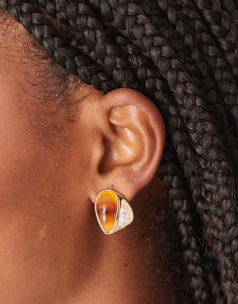 ASOS DESIGN – Guldfärgade stiftörhängen med bärnsten och naturvita imitationsstenar - view 1