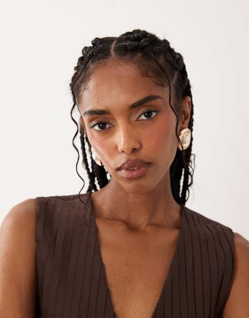 ASOS DESIGN – Guldfärgade stiftörhängen med fyrkantig design och pärlimitation, 2 av 4