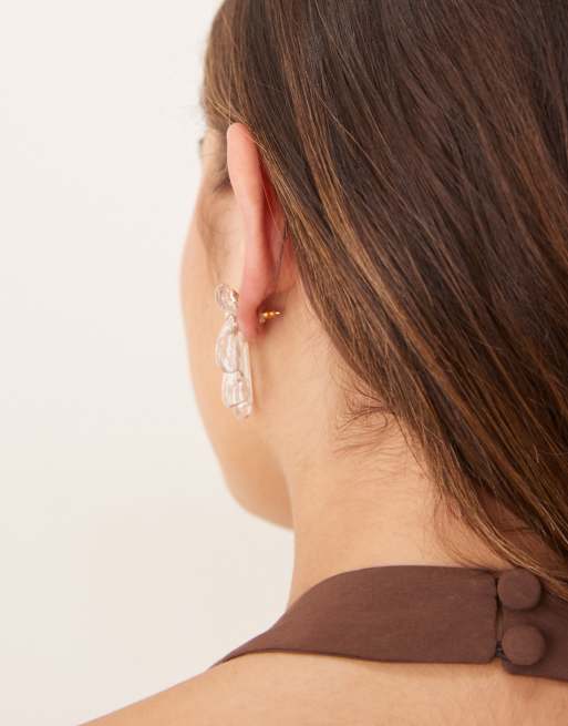 ASOS DESIGN – Guldfärgade stiftörhängen med genomskinlig solfjäderdesign i harts, 2 av 3