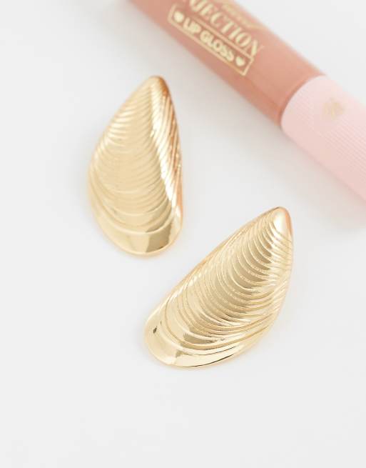 ASOS DESIGN – Guldfärgade stiftörhängen med musseldesign, 2 av 4