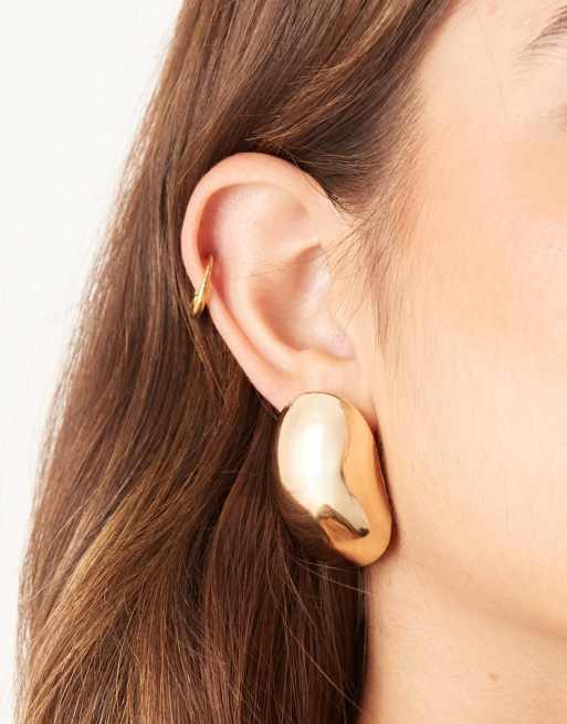 ASOS DESIGN – Guldfärgade stiftörhängen med stilren, oval bubbeldesign, 3 av 3