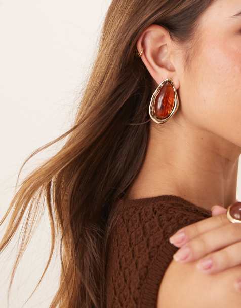 ASOS DESIGN – Guldfärgade, stora stiftörhängen med syntetisk bärnsten - view 1