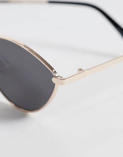 ASOS DESIGN – Guldfärgade, vinklade solglasögon i metall, 2 av 3