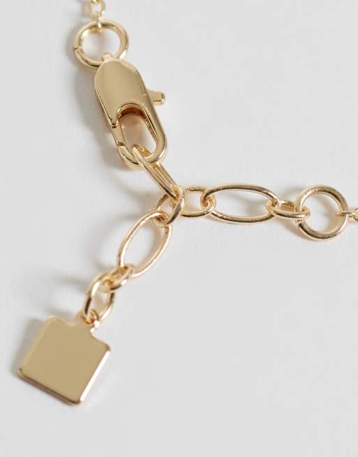 ASOS DESIGN – Guldfärgat armband med blommor och fuskpärlor, 2 av 3