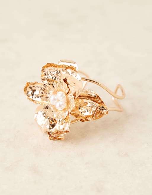 ASOS DESIGN – Guldfärgat armband med stor blomma och fuskpärlor, 2 av 3