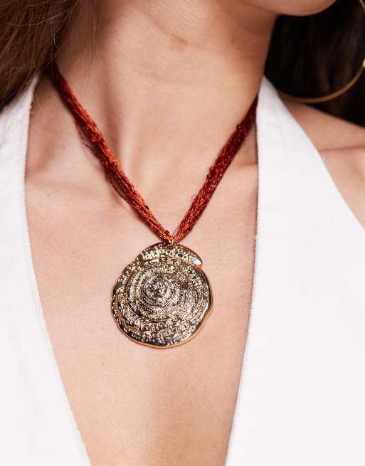 ASOS DESIGN – Guldfärgat, kort halsband med orange pärlor och stort snäckskalshänge, 2 av 3