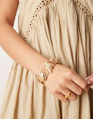 ASOS DESIGN – Guldfärgat manschettarmband med blandade snäckor - view 1