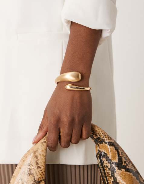 ASOS DESIGN – Guldfärgat manschettarmband med smält omlottdesign och glansig och borstad yta - view 1