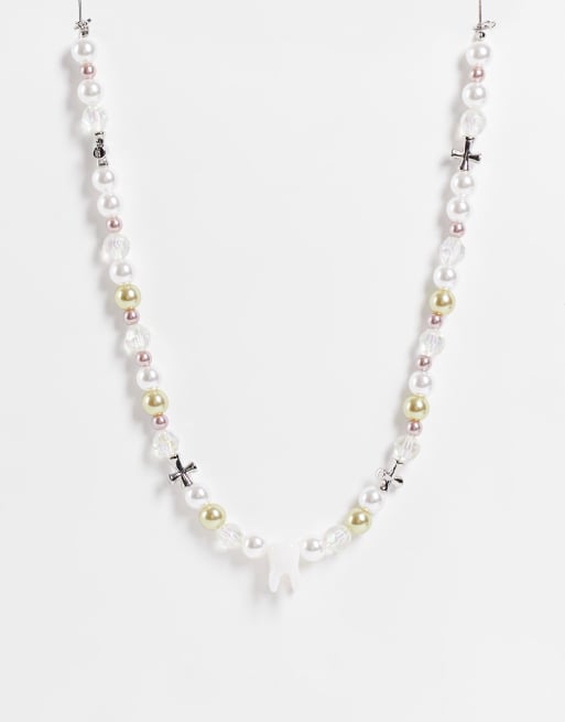 ASOS DESIGN – Guldfärgat pärlhalsband med tandhänge