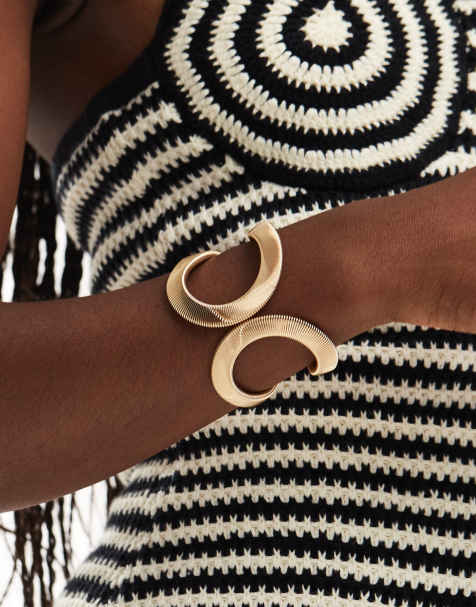 ASOS DESIGN – Guldfärgat, stelt armband med böjd design och texturerad kedjedetalj - view 1