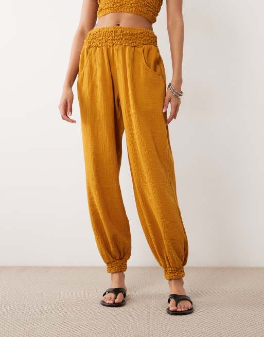 ASOS DESIGN - Guldfarvede ballonbukser med rynket talje i ostelærred, 2 af 5