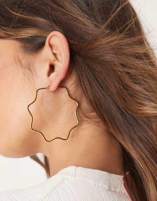 ASOS DESIGN - Guldfarvede hoop-øreringe i vandafvisende rustfrit stål