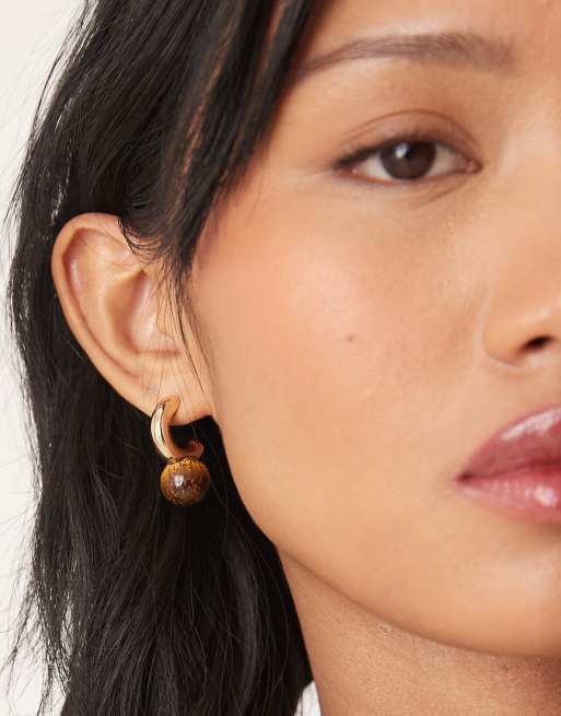 ASOS DESIGN - Guldfarvede hoop-øreringe med ægte tigerøje-kugledesign