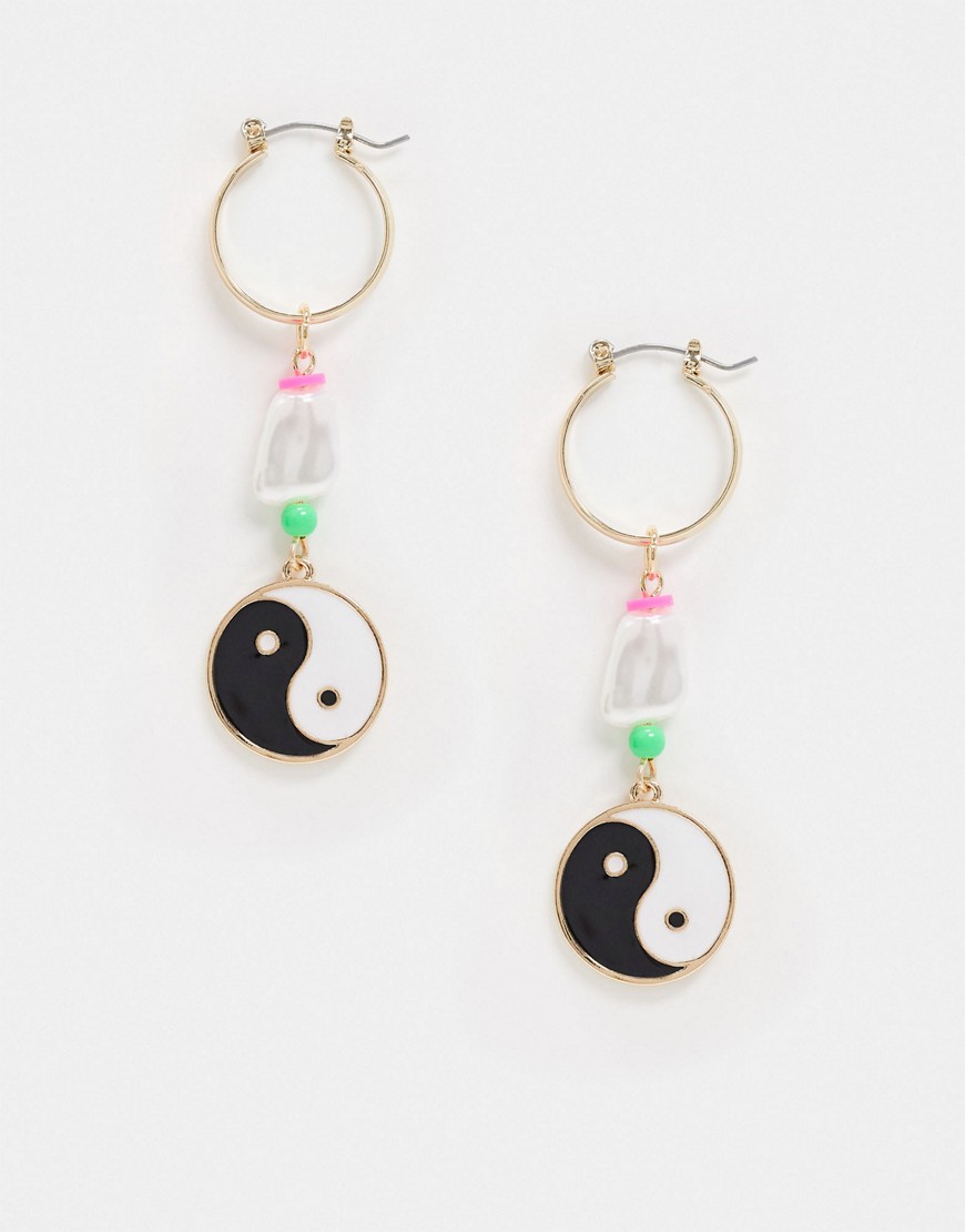 ASOS DESIGN - Guldfarvede hoop-øreringe med imiteret perle og yin-yang-vedhæng