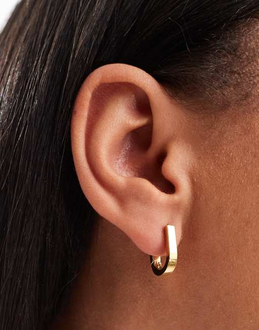 ASOS DESIGN - Guldfarvede hoop-øreringe med oval klikdetalje i vandafvisende, rustfrit stål