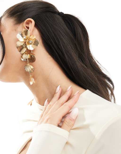 ASOS DESIGN - Guldfarvede klip på-hængeøreringe med 3D-blomsterdesign, 4 af 4