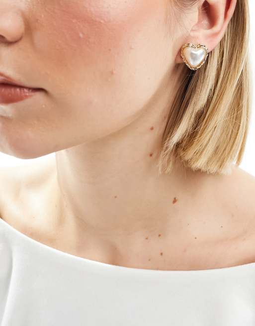 ASOS DESIGN - Guldfarvede ørestikker med hjertedesign med imiteret perle, 4 af 4