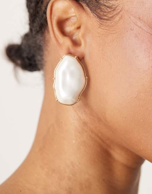 ASOS DESIGN - Guldfarvede ørestikkere med design med imiterede perler, 3 af 3