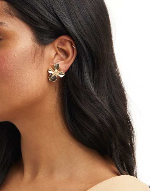 ASOS DESIGN - Guldfarvede ørestikkere med lille blomsterdesign, 3 af 4