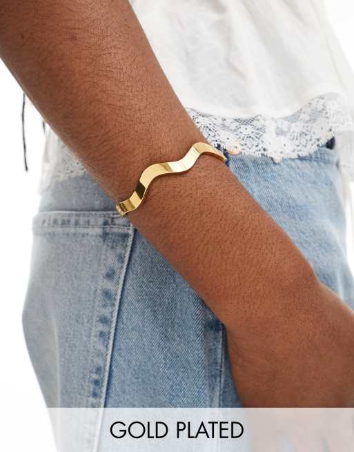 ASOS DESIGN - Guldfarvet armbånd i rustfrit stål med bølget design