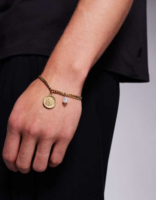 ASOS DESIGN - Guldfarvet armbånd med Skt. Christopher-møntvedhæng og imiteret perlevedhæng i vandfast, rustfrit stål