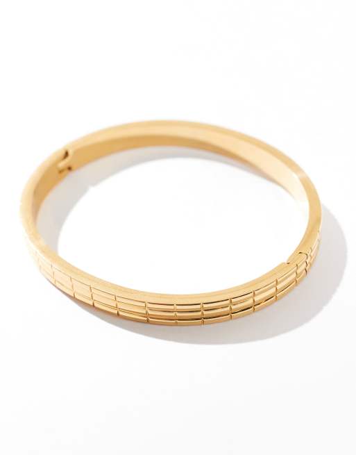 ASOS DESIGN - Guldfarvet armring med indgraveret design i vandfast rustfrit stål