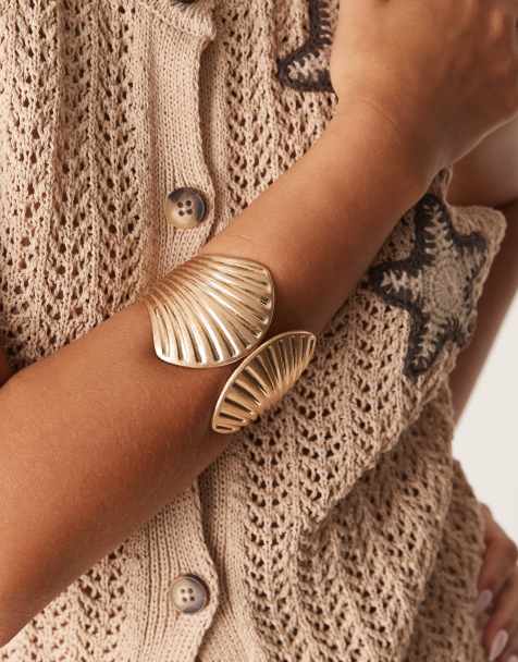 ASOS DESIGN - Guldfarvet armring med muslingedesign og børstet finish - view 1