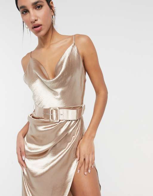 ASOS DESIGN - Guldfarvet cami-midikjole i satin med vandfaldsudskæring og bælte