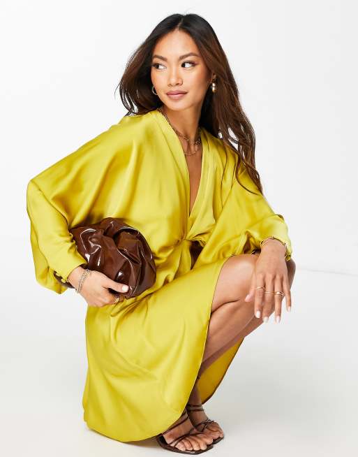 ASOS DESIGN - Guldfarvet minikjole i satin med flagermusærmer og skråsnit samt bindebånd bagpå, 3 af 4