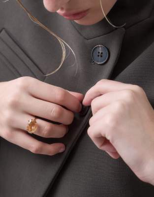 ASOS DESIGN - Guldfarvet ring med ravsten | ASOS