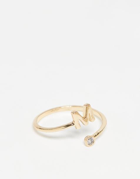 ASOS DESIGN - Guldfarvet ring med slå-om-design, kubisk zirkonia-sten og 'M'-initial i gavepose - view 1
