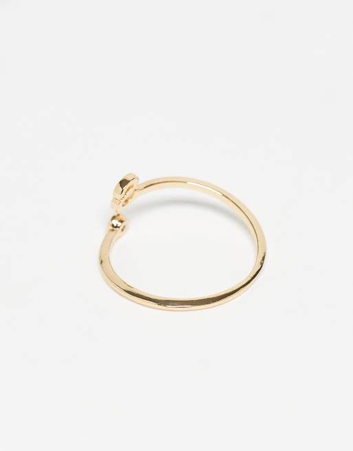 ASOS DESIGN - Guldfarvet ring med slå-om-design, kubisk zirkonia-sten og 'S'-initial i gavepose, 3 af 3