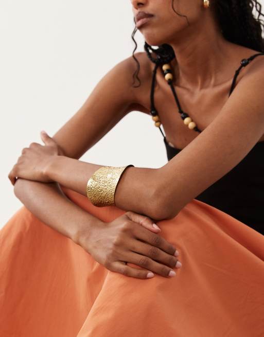 ASOS DESIGN - Guldfarvet stor armring med hamret design, 2 af 4