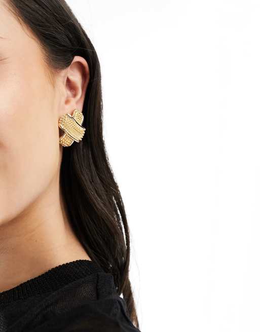 ASOS DESIGN – Guldiga stiftörhängen i vintagestil med korsad design, 2 av 4