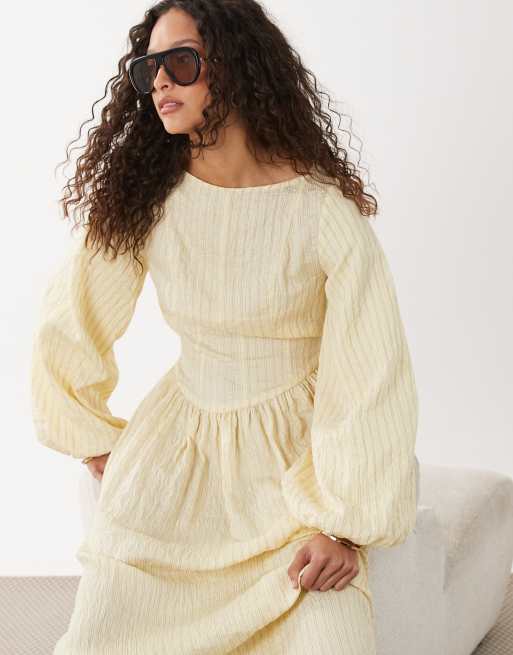 ASOS DESIGN – Gulrandig maxiklänning i poplin med asymmetrisk midja och volymärmar, 2 av 4