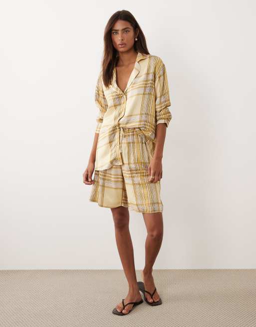 ASOS DESIGN – Gulrutig skjorta med platt krage i satin, del av set, 2 av 4