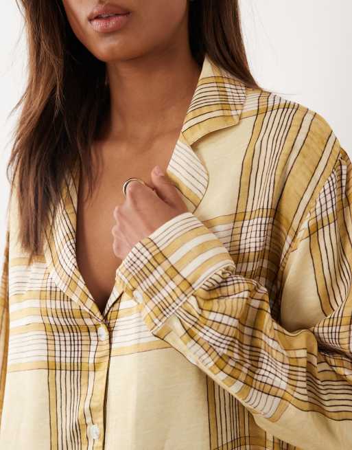 ASOS DESIGN – Gulrutig skjorta med platt krage i satin, del av set, 3 av 4