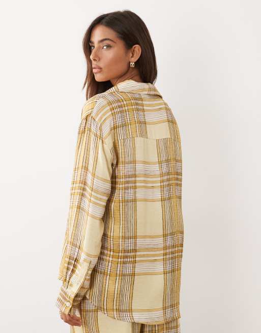 ASOS DESIGN – Gulrutig skjorta med platt krage i satin, del av set, 4 av 4