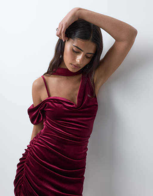 ASOS DESIGN gulvlang fishtail-kjole i velourmix med skulderscarf i bordeaux, 3 af 5