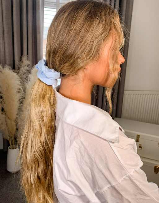 ASOS DESIGN – Gumka do włosów z niebieskiego dresowego materiału